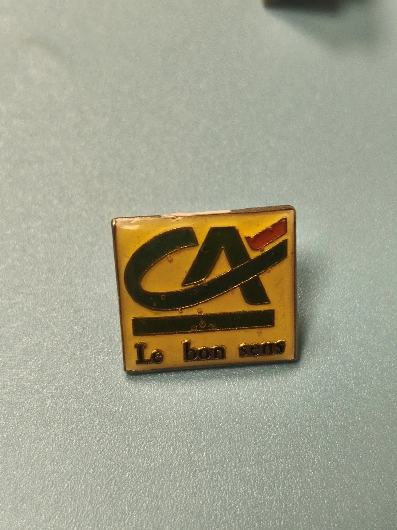 Pin's vintage Crédit Agricole carré jaune logo CA ancien collection rétro