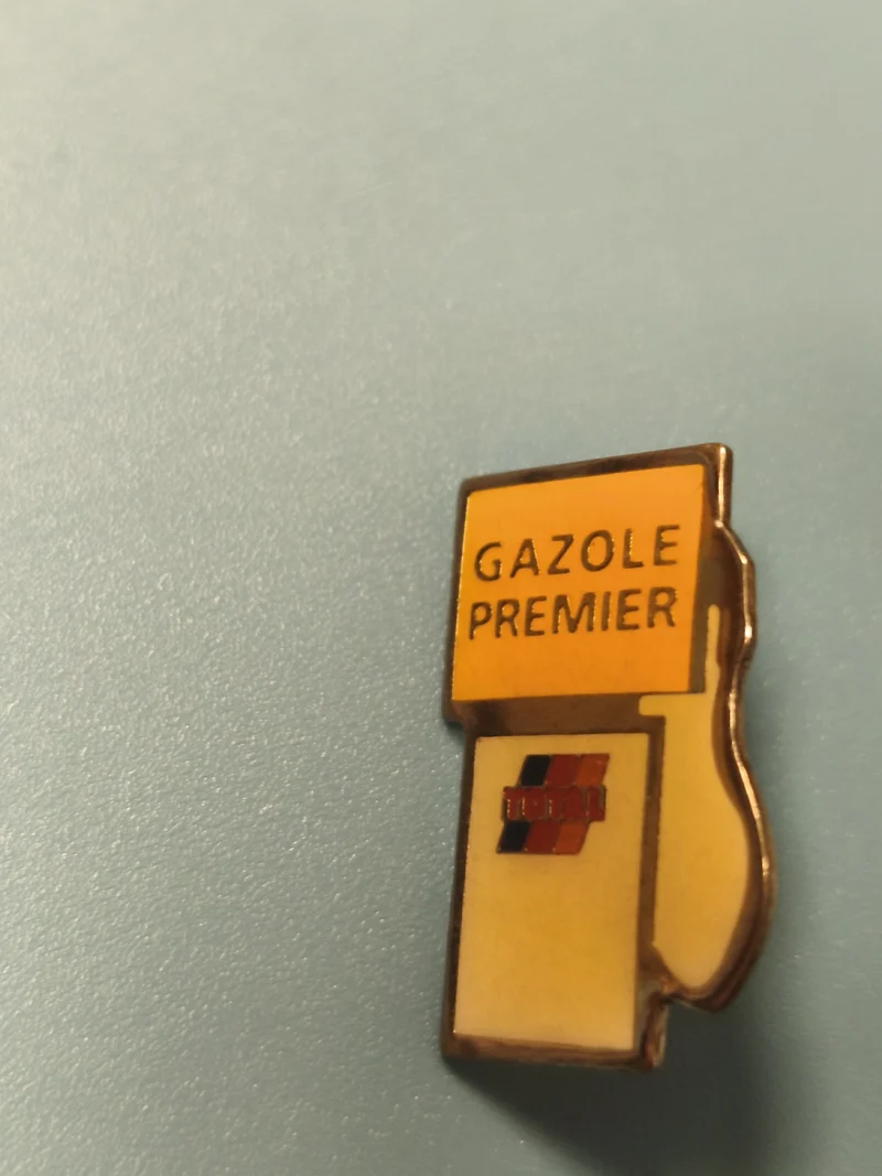Vintage pin's TOTAL Gazole Premier forme pompe à essence jaune collection (ref 1