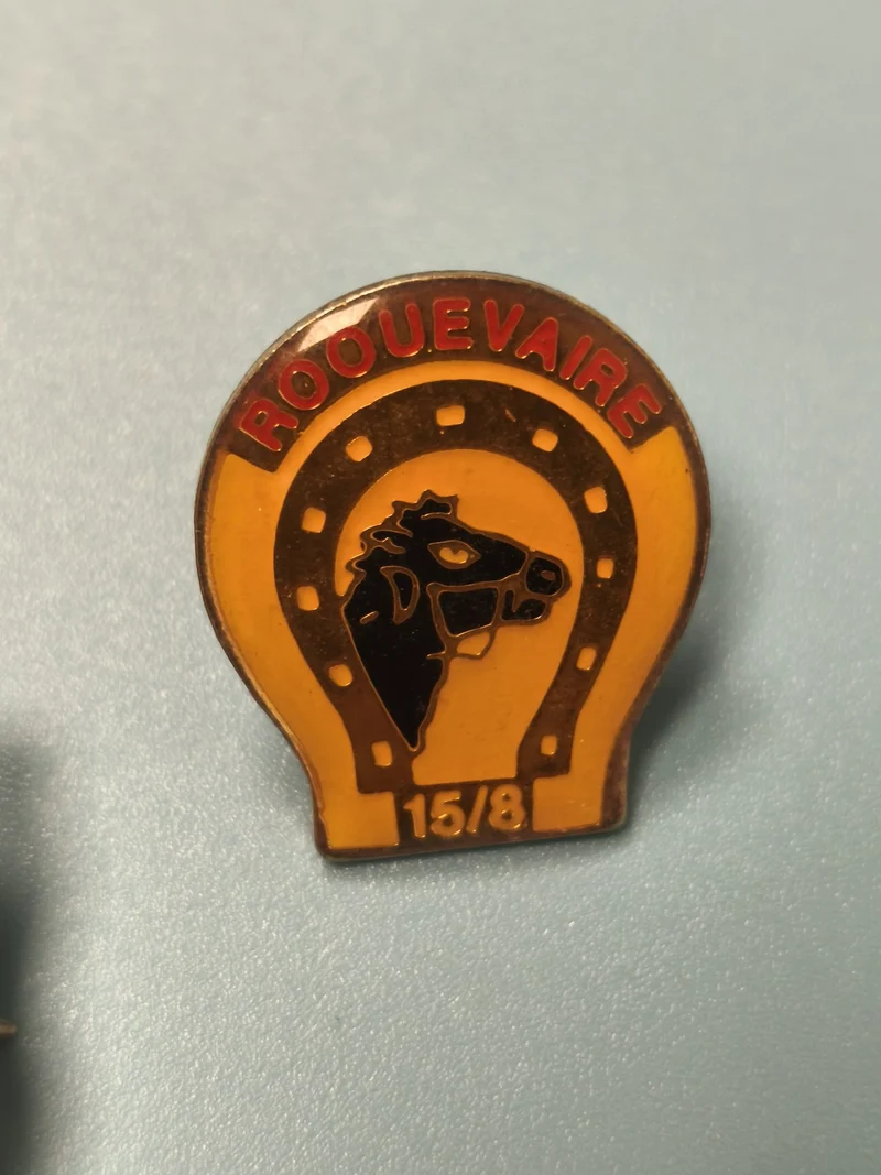 Pin's vintage Roquevaire cheval fer à cheval jaune noir collection équestre