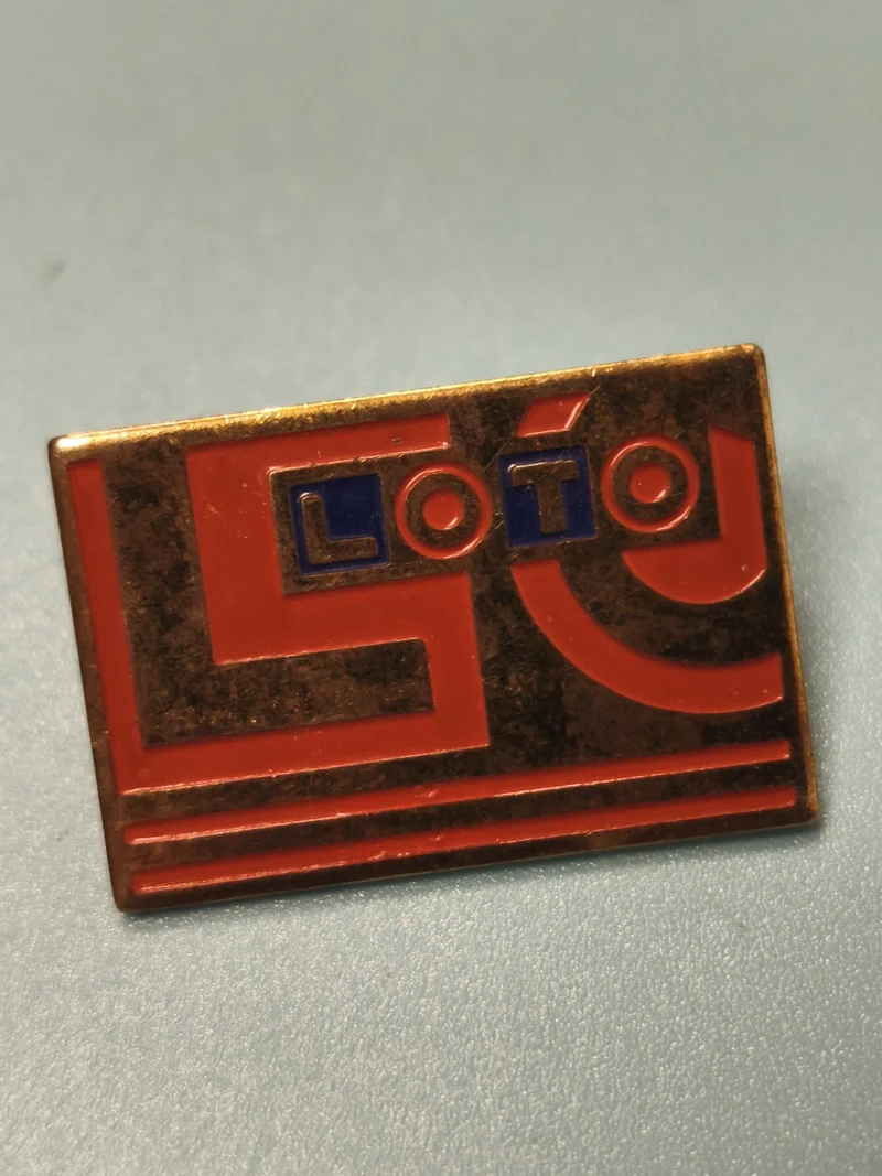 Vintage pin's Loto rectangulaire rouge et bleu ancien collection (ref 11)