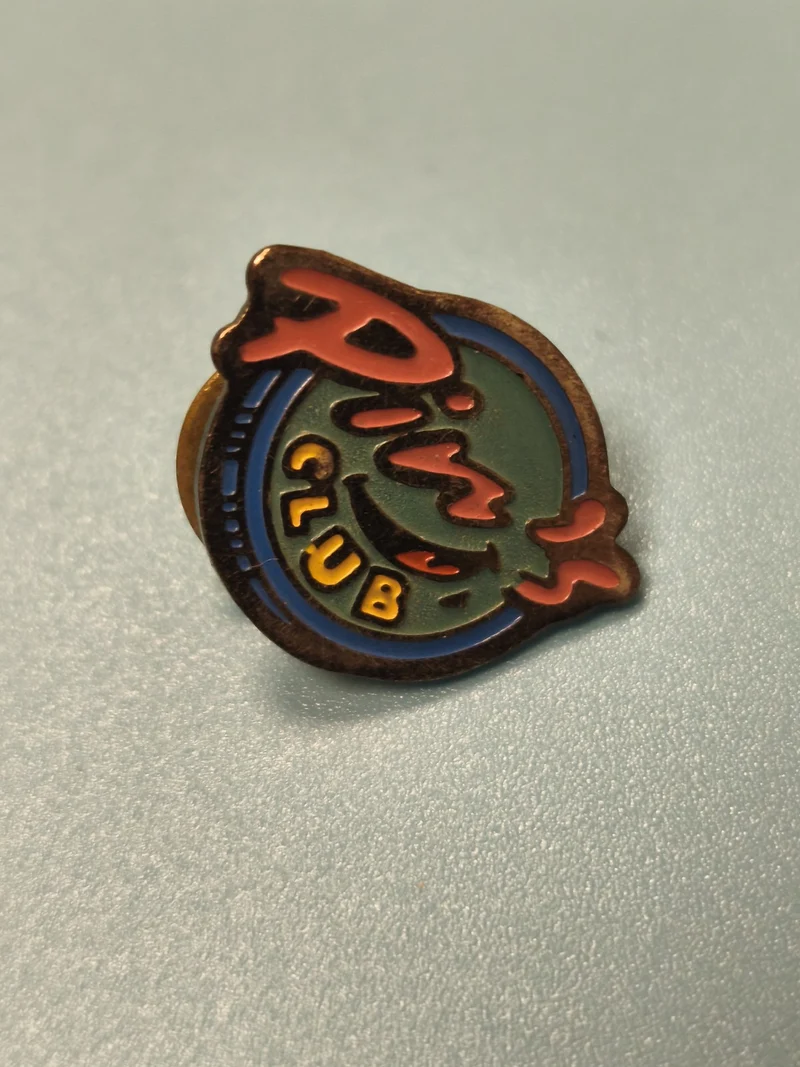 Pin's vintage Pin's Club émaillé multicolore, collection rétro (ref 11)