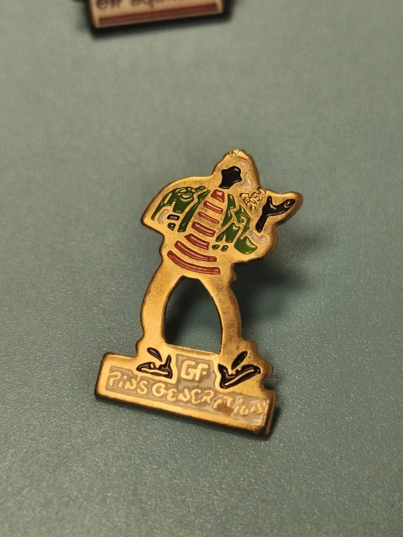 Vintage pin's Pin's Génération personnage coloré émaillé collection ref 11