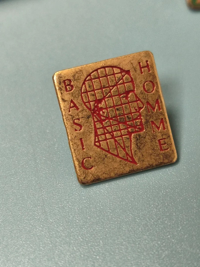 Vintage pin's BASIC HOMME carré doré à motif tête géométrique rétro
