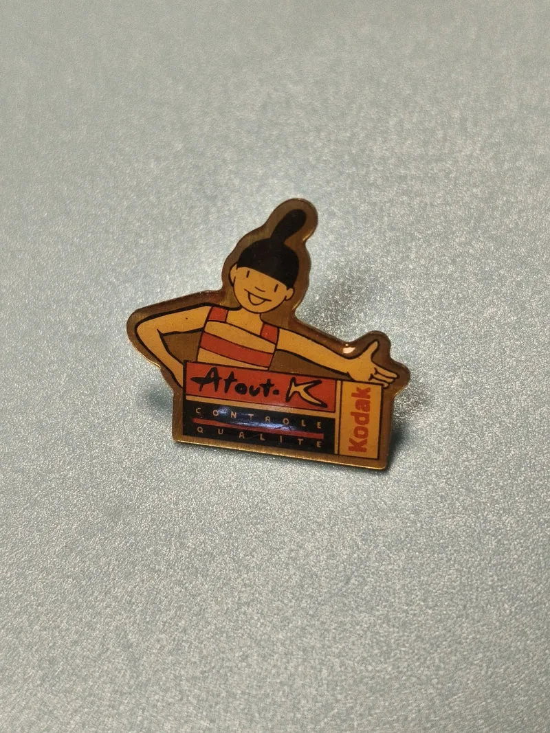 Vintage pin's Kodak Atout-K contrôle qualité, personnage coloré, collection