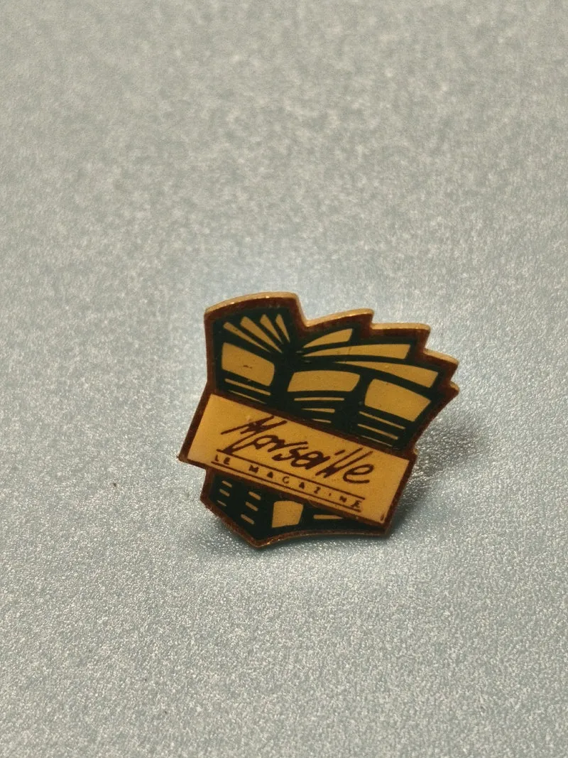 Vintage pin's Marseille jaune graphique collection rétro ancien badge