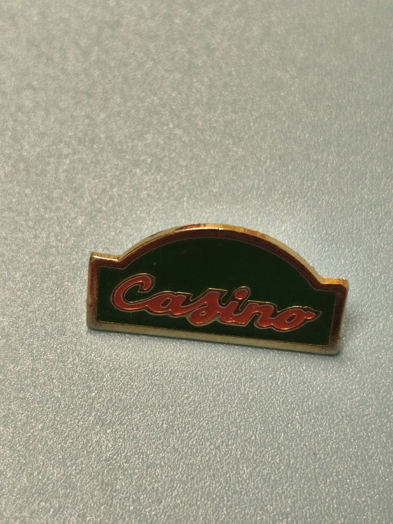 Vintage pin's Casino vert doré inscription rétro collectionneur (Ref 13)