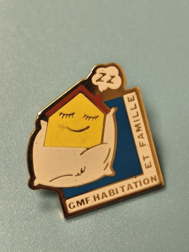 Pin's vintage GMF Habitation et Famille maison jaune sur coussin (Ref 13)