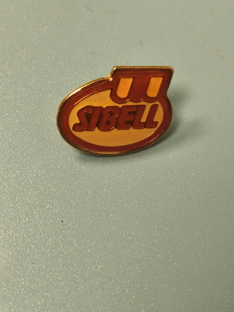 Pin's vintage Sibell logo jaune rouge collection publicitaire ancien (Ref 13)