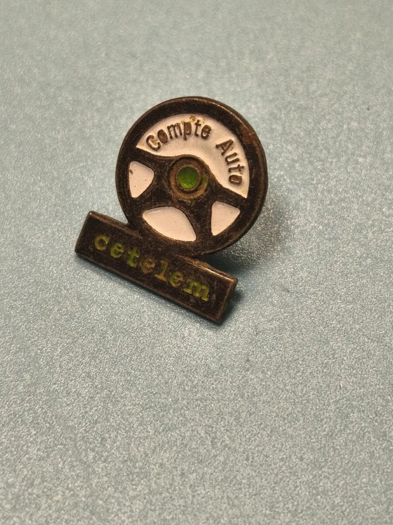 Vintage pin's Cetelem Compte Auto ancien, forme volant, collection publicitaire
