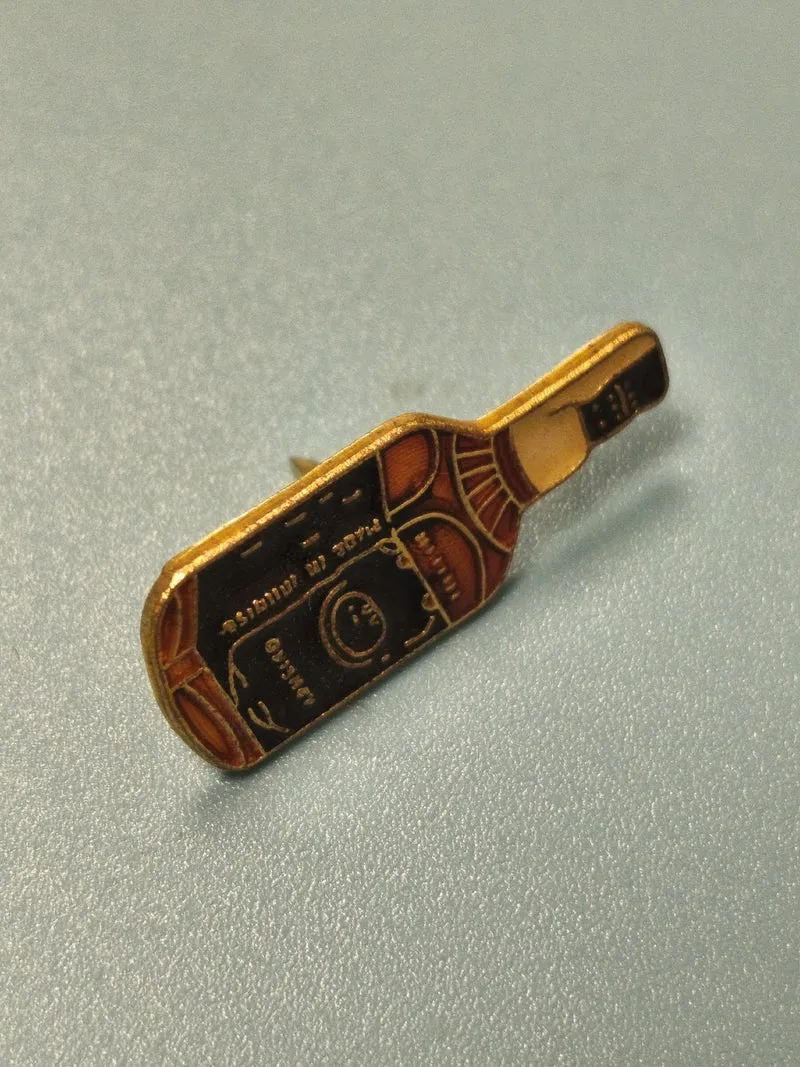 Pin's vintage bouteille d?alcool émaillé, collection bar ancien décor