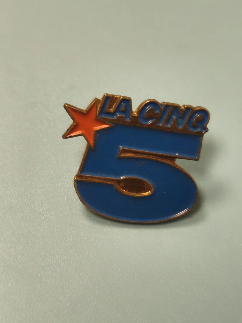 Vintage pin's La Cinq bleu étoile rouge TV française collection rétro