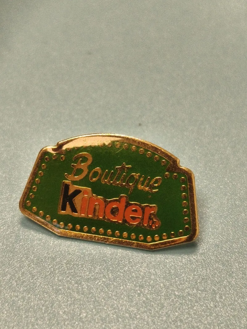 Vintage pin's Boutique Kinder vert émaillé, badge publicitaire collection (Ref 1