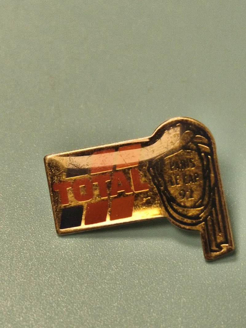 Vintage pin's TOTAL drapeau métal émaillé, collection automobile, rare