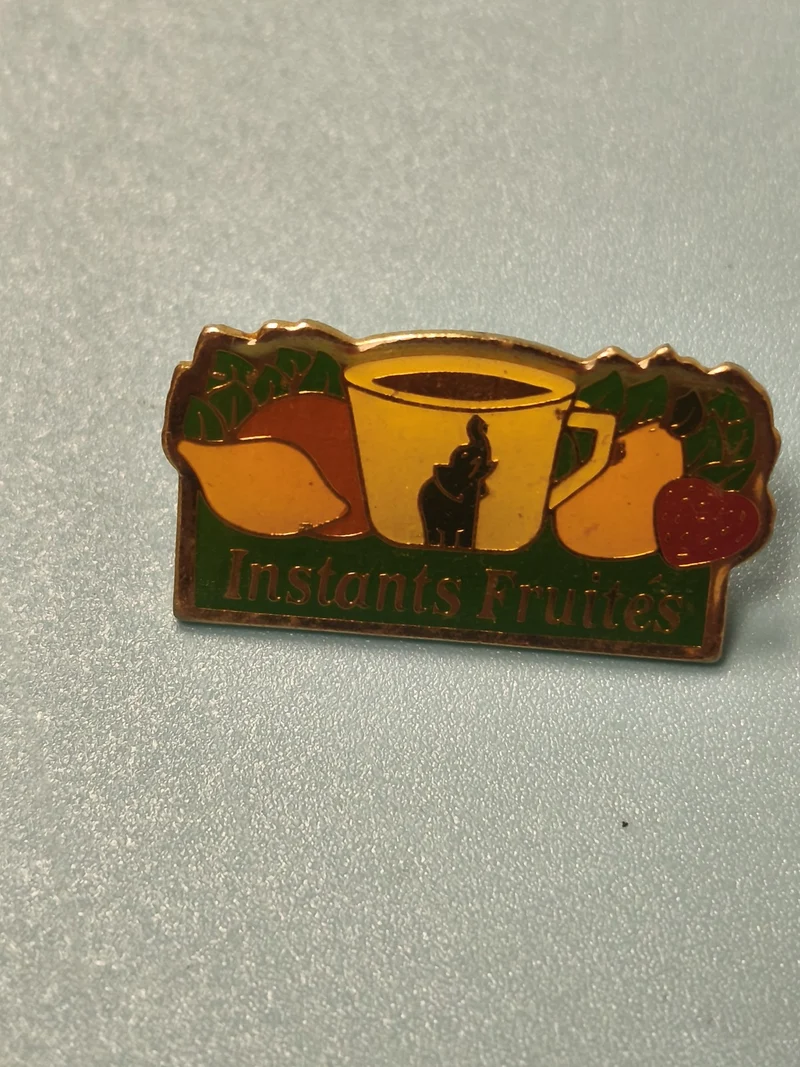 Vintage pin's Instants Fruités tasse jaune fruits rétro collection (Ref 13)