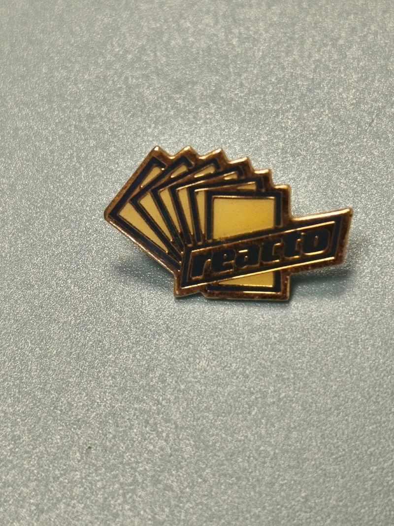 Vintage pin's Reacto jaune logo, badge ancien collection, forme cartes (Ref 13)