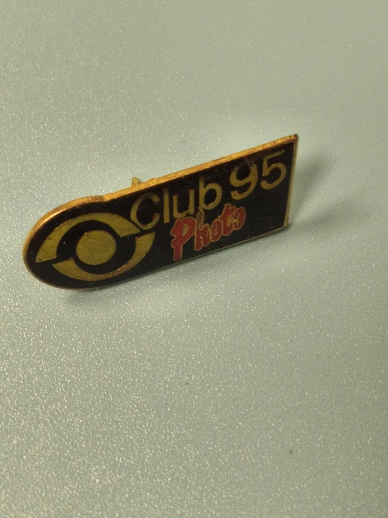 Vintage pin's Club 95 Photo noir jaune collection photographie (Ref 13)