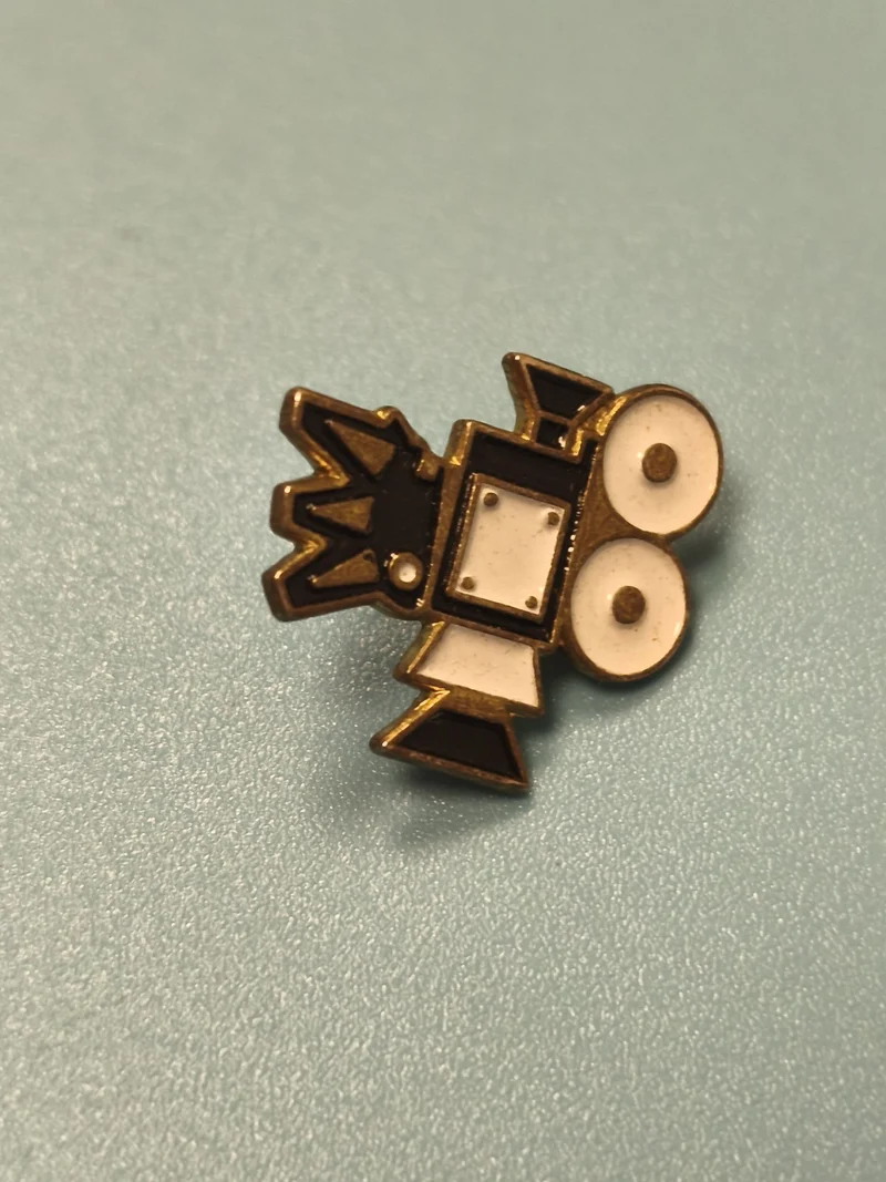 Vintage pin's caméra émaillé noir et blanc, objet rétro cinéma collection