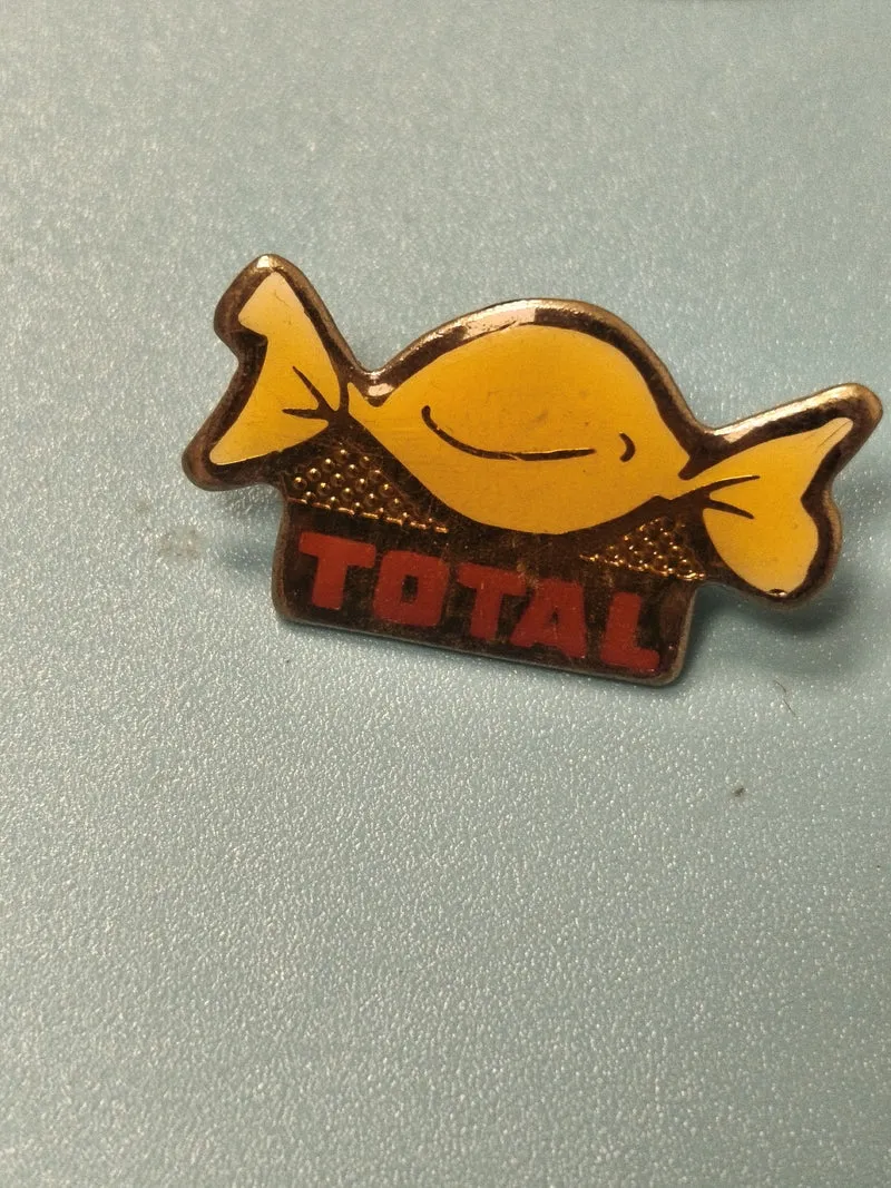 Vintage pin's TOTAL bonbon jaune rétro collection publicitaire