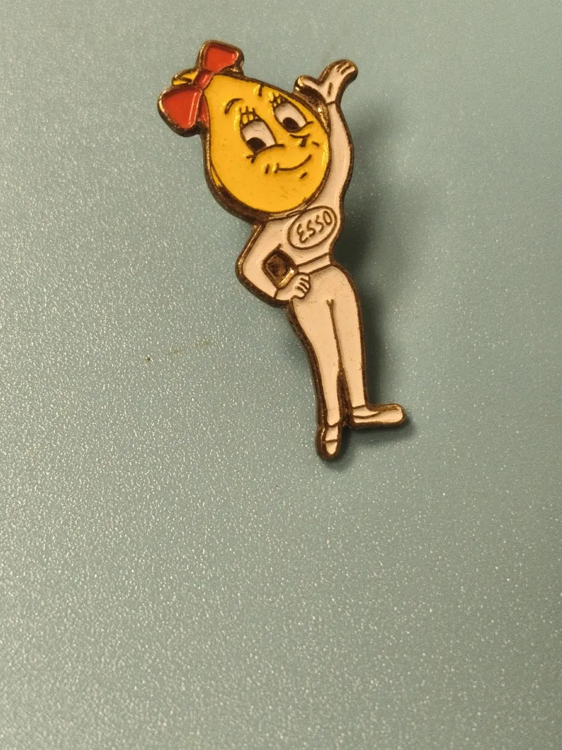 Pin's vintage Esso goutte mascotte jaune collection publicitaire rétro