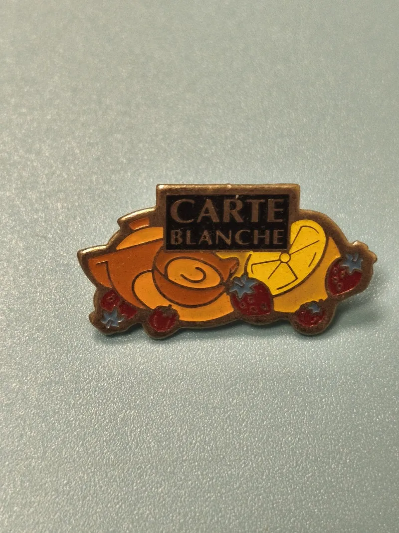 Vintage pin's Carte Blanche décor fruits jaune rouge ancien collection Ref 13