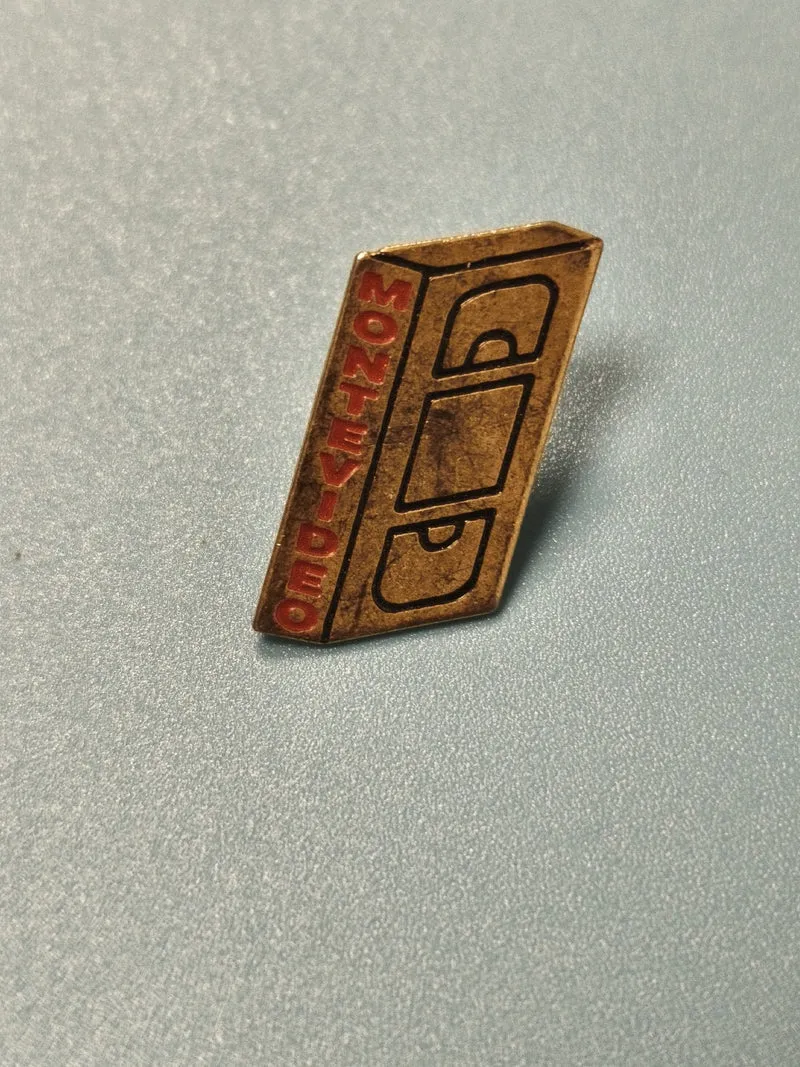 Vintage pin's Montevideo rectangulaire doré, lettrage rouge, collection