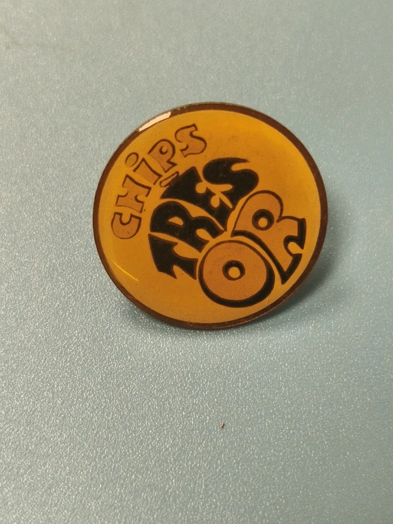 Pin's vintage publicitaire Chips Très Or jaune rond collection années 80 (Ref 14