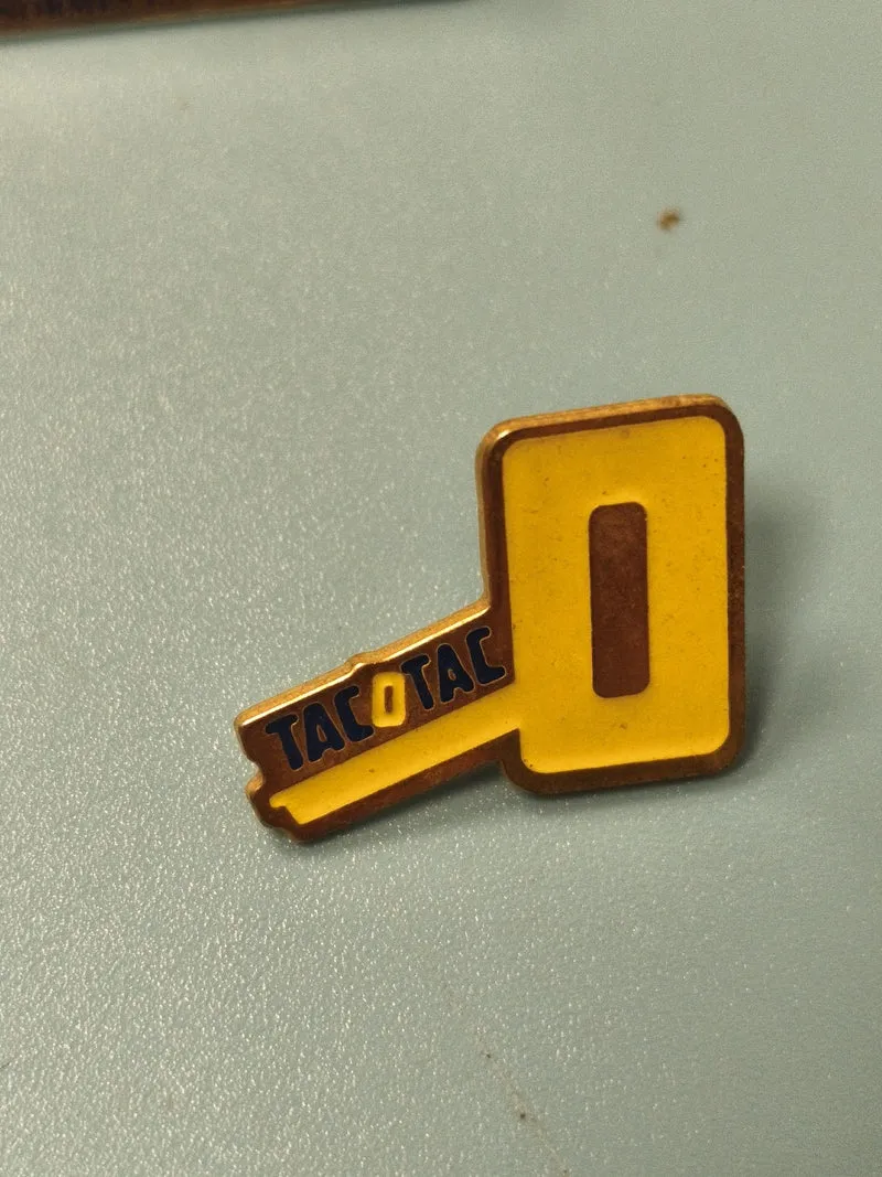 Vintage pin's clé jaune TACOTAC ancien badge collection rétro (Ref 14)