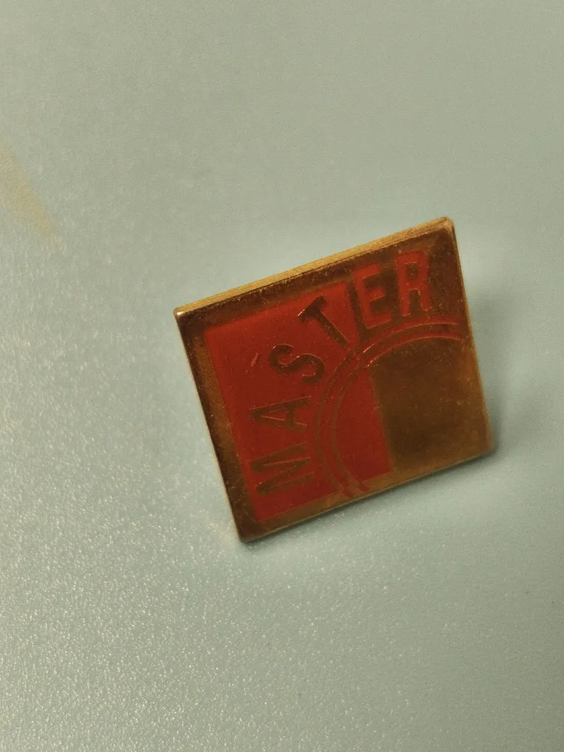 Pin's vintage carré MASTER rouge doré ancien collection badge rétro (Ref 14)