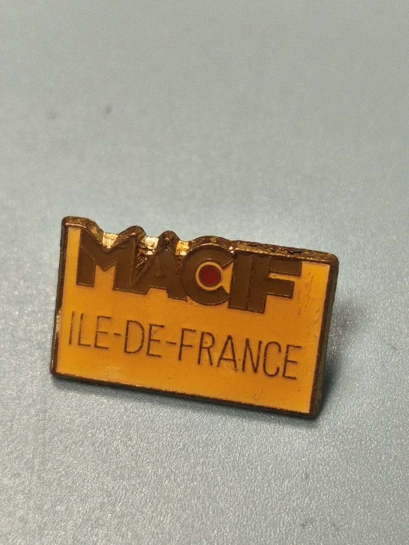 Vintage pin's MACIF Ile-de-France jaune rectangulaire collection assurance