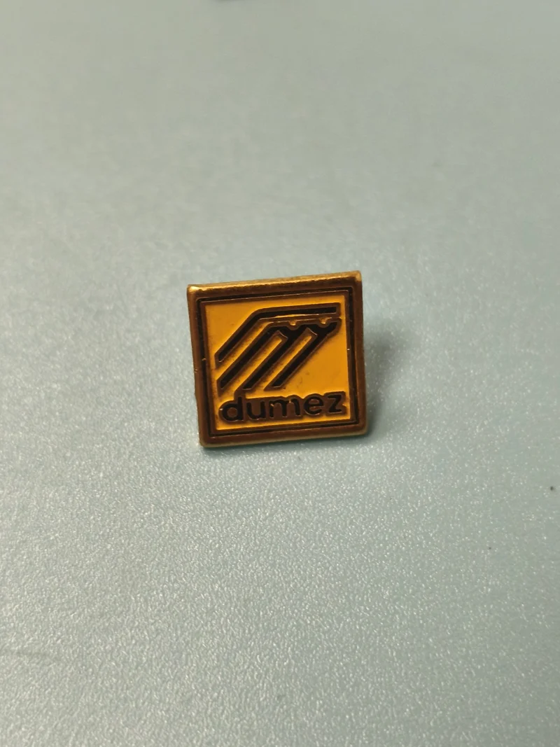 Vintage pin's Dumez carré jaune logo ancien collection badge rétro