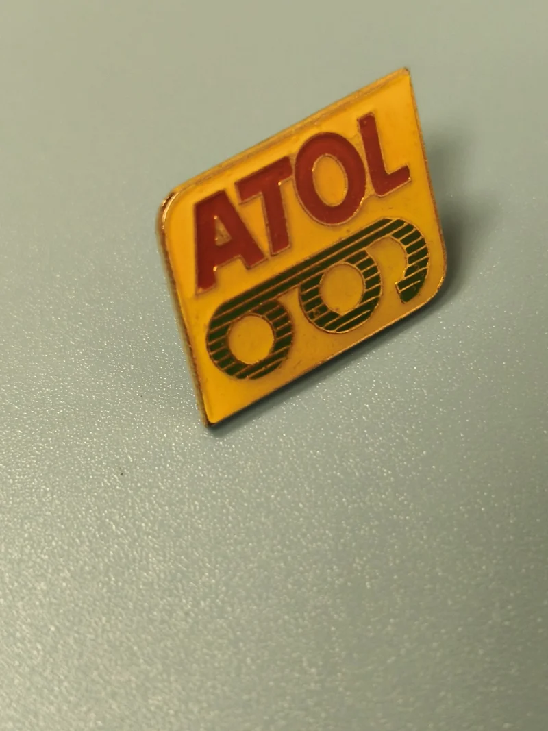 Vintage pin's ATOL jaune rouge logo rétro opticien collection (Ref 14)