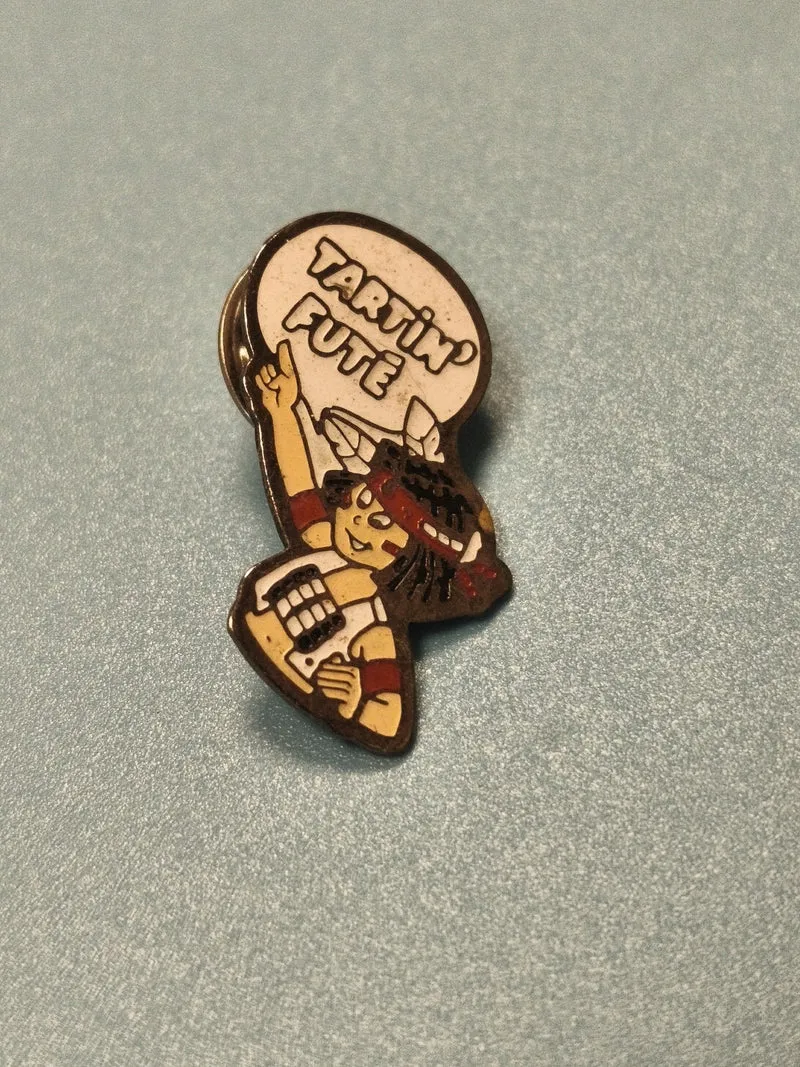 Vintage pin's Tartin Futé personnage coloré collection badge ancien