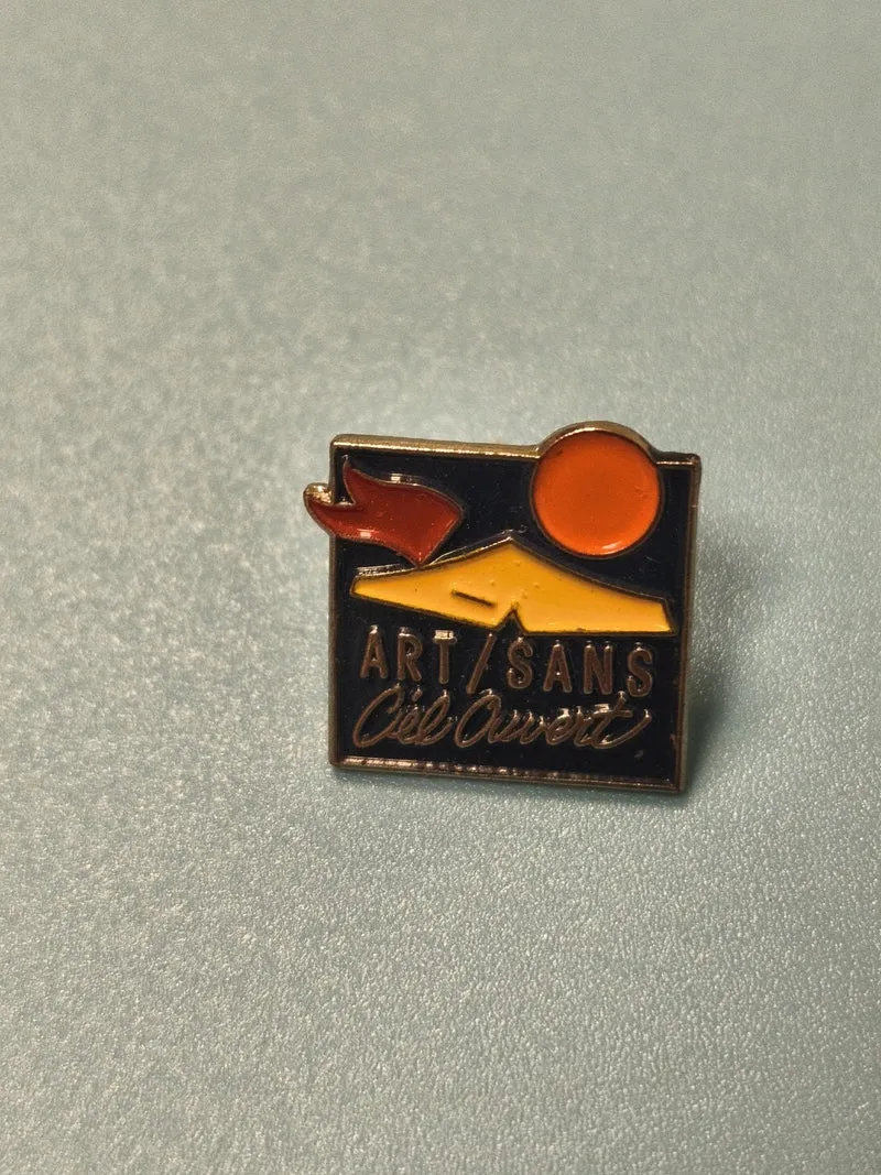 Vintage pin's ART/SANS ?il Ouvert carré émaillé rouge jaune, collection (Ref 14)