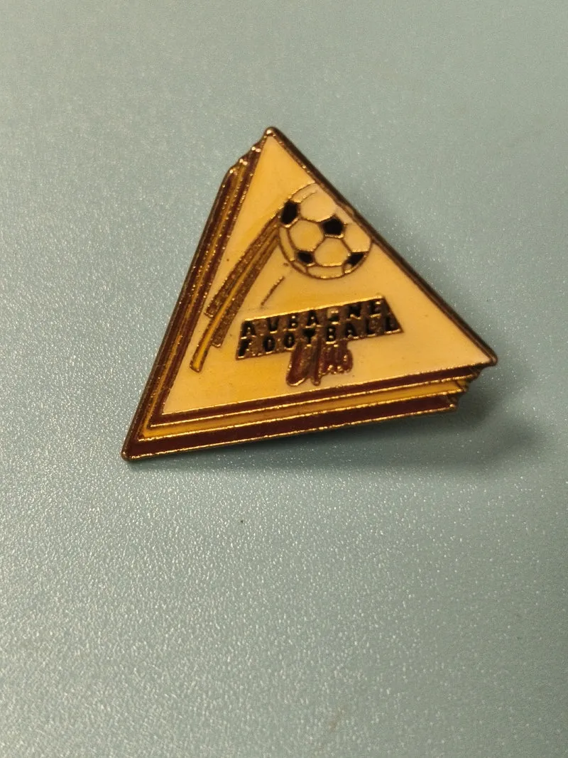 Vintage pin's triangle Aubagne Football ballon jaune rétro collection sport