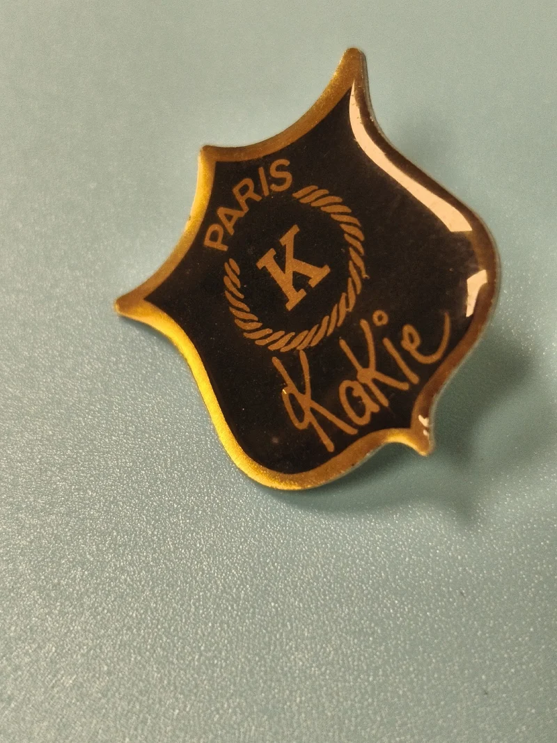Vintage pin's Paris écusson noir doré Kakie collection badge ancien