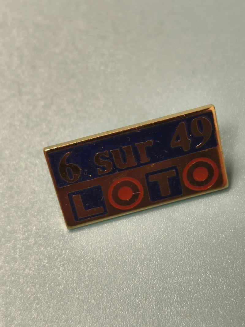 Vintage pin's Loto 6 sur 49 rectangulaire bleu rouge collection jeux ancien