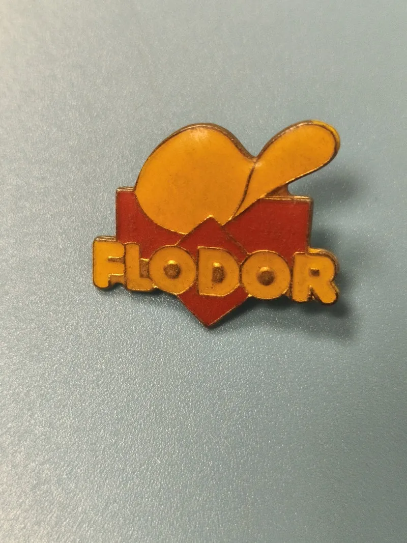 Pin's vintage Flodor logo jaune rouge, collection publicitaire ancien snack