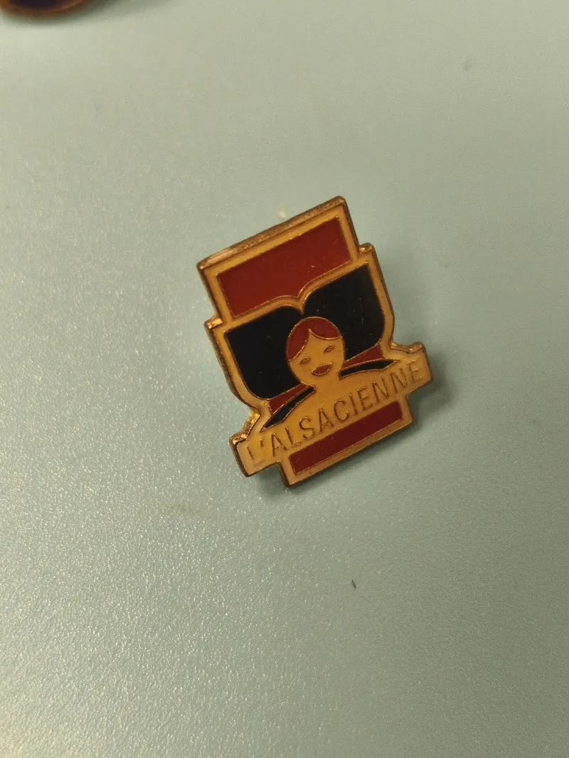 Vintage pin's l'alsacienne émaillé rouge noir collection régionalisme ancien