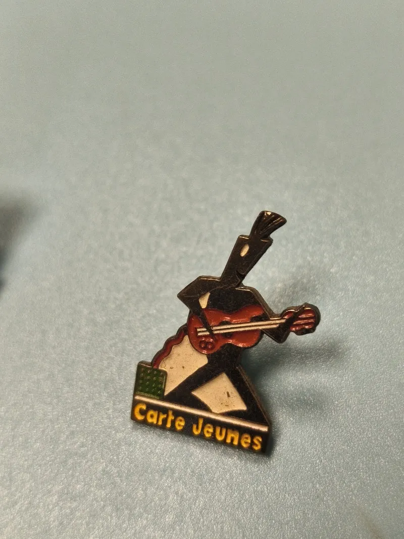 Vintage pin's Carte Jeunes musicien émaillé ? collection badge ancien (Ref 14)