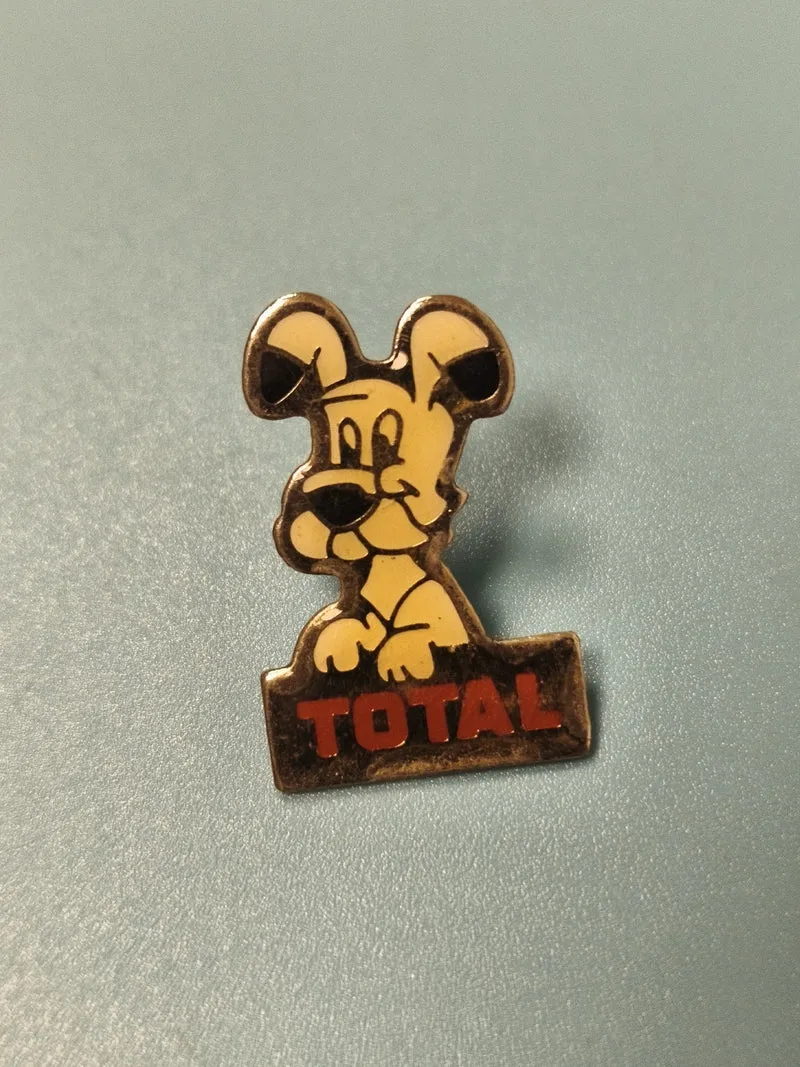 Vintage pin's chien mascotte Total ancien, collection publicitaire (Ref 14)