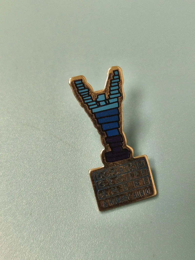 Pin's vintage Donation Groupe André & Hubert Auriol bleu rétro collection