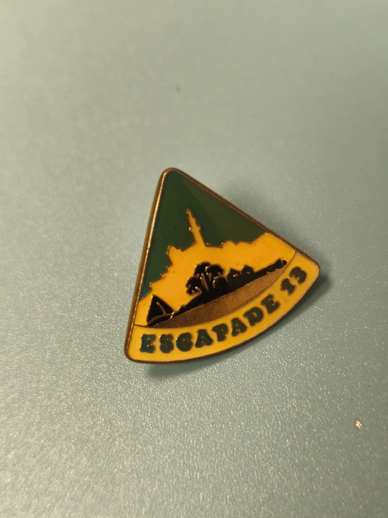 Vintage pin's triangle ESCAPADE 13 silhouette monument vert jaune collection