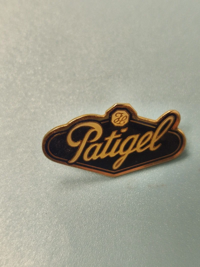 Vintage pin's Patigel logo ancien, collection publicitaire rétro (Ref 14)