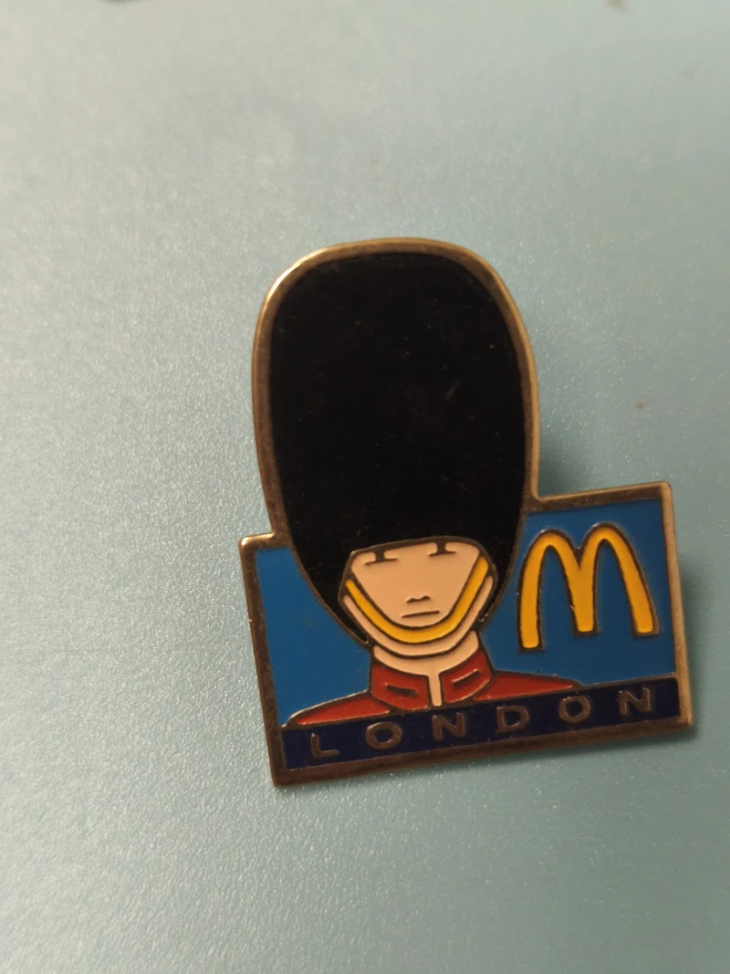 Vintage pin's McDonald's London garde royale collection badge rétro UK