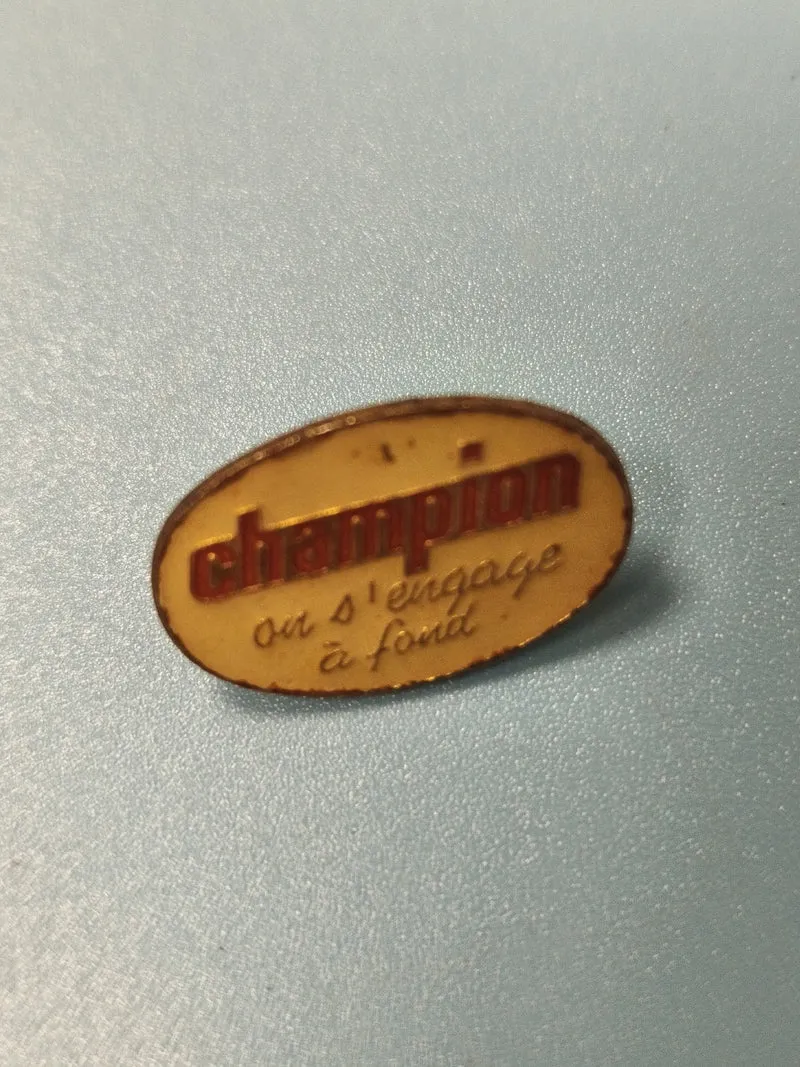 Vintage pin's Champion publicitaire ovale jaune rouge ancien collection (Ref 14)