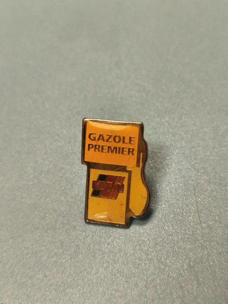 Vintage pin's Total Gazole Premier pompe à essence jaune collection (Ref 14)