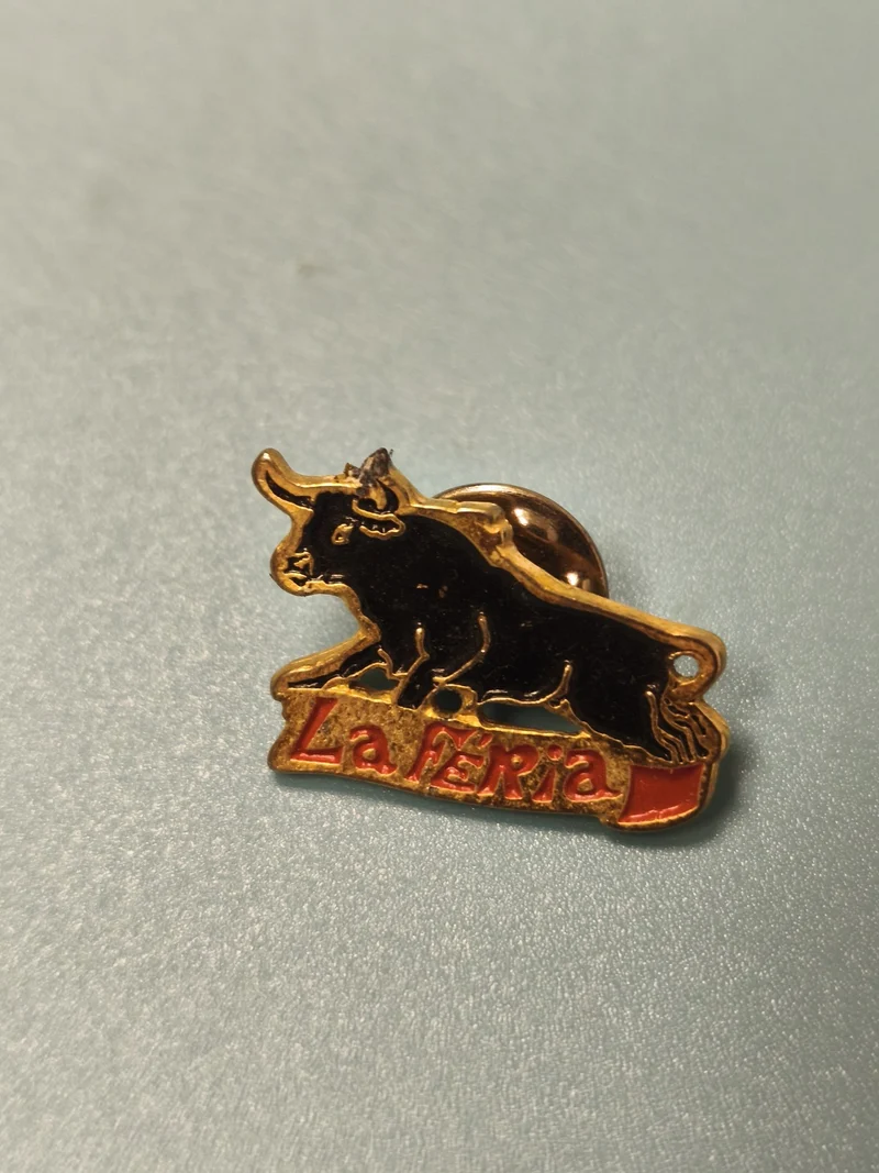 Pin's vintage La Feria taureau noir doré collection Espagne rétro