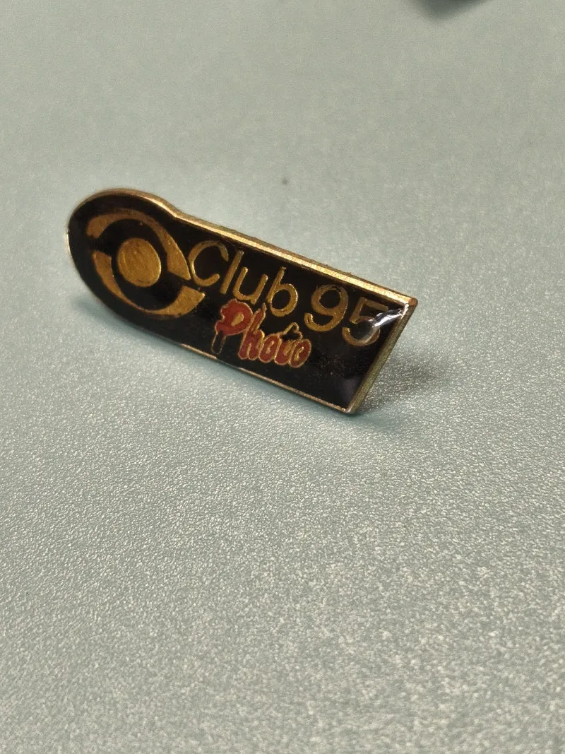 Pin's vintage Club 95 Photo émaillé noir doré, collection photographie (Ref 15)