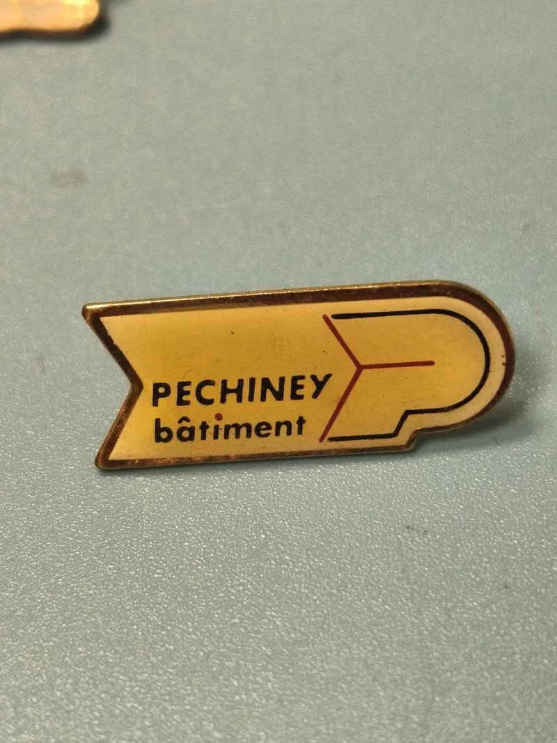 Vintage pin's Pechiney bâtiment jaune logo ancien collection (Ref 15)