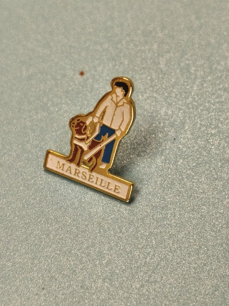 Vintage pin's Marseille collection, émaillé, personnage et chien, rétro